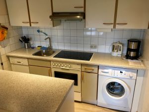 in der Küche finden Sie alles was Sie gebrauchen vom Mixer bis zur Kaffeemaschine vom Herd mit Ceranfeld und Backofen bis zur … Microwelle