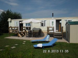 Garten und Terrasse mit Sitzplatz, Sonnenschirm - auch ein Grill steht zur Verfügung