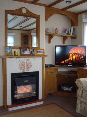 komfortabel eingerichtet mit großem Flatscreen-TV und funktionsfähigem Gas-Kaminofen für kühlere Herbstabende