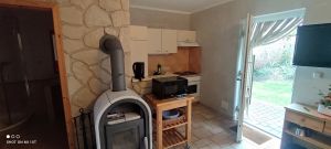 Wohnraum mit Küchenzeile u. Kamin