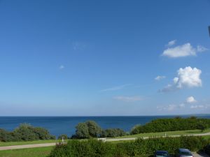 Sie bekommen die Ostsee optisch und akustisch direkt auf den Frühstückstisch serviert. Bei glatter See und mit ein bisschen Glück beobachten Sie Schweinswale, die vorbei ziehen. Der Blick reicht bei guter Sicht bis nach Fehmarn. Auf der Aussichtsplattform wenige Meter weiter östlich stehen Sie direkt auf der Steilküste und haben einen herrlichen Blick über die gesamte Hohwachter Bucht.