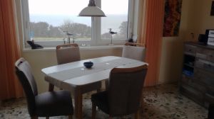 Sie bekommen die Ostsee optisch und akustisch direkt auf den Frühstückstisch serviert. Bei glatter See und mit ein bisschen Glück beobachten Sie Schweinswale, die vorbei ziehen. Der Blick reicht bie nach Fehmarn. Auf der Aussichtsplattform wenige Meter weiter rechts stehen Sie direkt auf der Steilküste und haben einen herrlichen Blick über die gesamte Hohwachter Bucht.