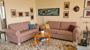 Gemütliche Sitzecke im großen Wohnraum mit Fußbodenheizung.
Flachbildschirmfernseher, Austritt auf den überdachten 9 qm großen Süd/West-Balkon mit Blick über die Dächer hinweg auf das Vogelschutzgebiet des Binnensees und den Hohwachter Buchenwald.