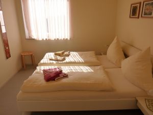 Das Schlafzimmer mit Doppelbett nach Südwesten.