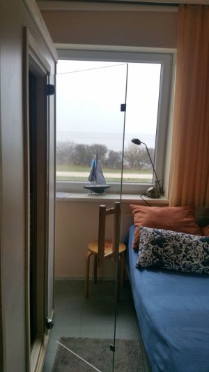 Das kleinere Schlafzimmer mit einem Einzelbett und der Infrarot-Wärmekabine.