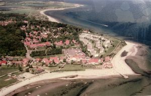 Die weißen Ferienwohnungen auf der Steilküste von Hohwacht.