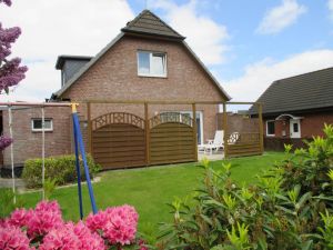 Garten mit Sandkiste, 2 Schaukeln,
Gartenmöbeln, Grill