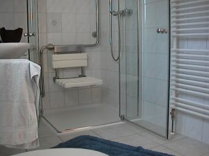 behinderten-/
rollstuhlgerecht eingerichtetes Bad