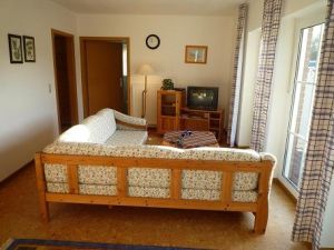 sonnendurchflutetes Wohnzimmer