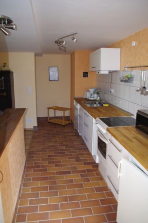 Sie ist neu und mit Herd, Kühlschrank, Mikrowelle, Backofen, Geschirrspüler etc. ausgestattet.