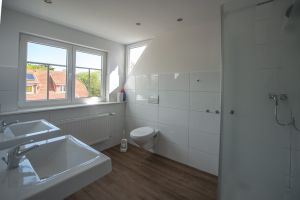 WC, Dusche, 2 Waschbecken