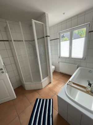 Badezimmer im Erdgeschoss mit Dusche, Badewanne, WC.