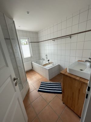 Blick von der Tür auf die Badewanne.