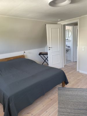Im 1. OG befindet sich das Schlazimmer mit Doppelbett 1,6 m.