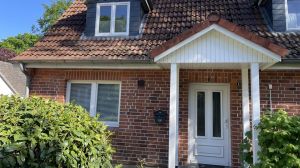 Aussenansicht der Doppelhaushälfte BiINGE.
Links das Küchenfenster.