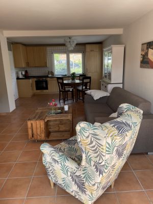 Blick in Richtung Küchenzeile.
Die Couch kann zur Schlafcouch ausgeklappt werden (1,5 m).