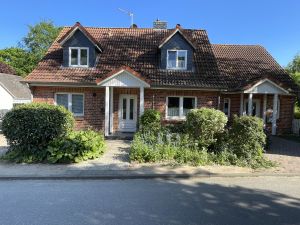 Dieses Bild zeigt beide Doppelhaushälften.
Links Ferienhaus BiINGE und rechts Ferienhaus BUTEN.