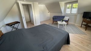 Schlafraum mit Einbauschrank und Doppelbett (1,6 m). Separater Fernseher