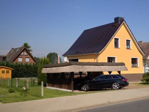 Das Auto wohnt unter Reet.