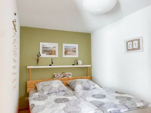 Das Schlafzimmer bietet ein komfortables Doppelbett, sowie einen Kleiderschrank