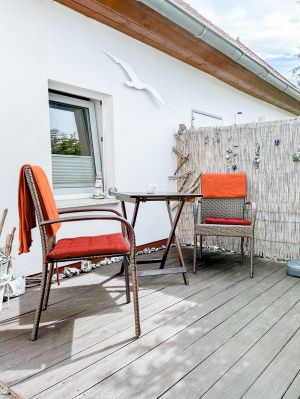 Die gemütliche wind- und sichtgeschützte Terrasse lädt zum Frühstücken oder Entspannen ein