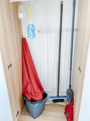 Utensilien für die Wohnung oder Terrasse finden sich im Schrank des Eingangsbereiches