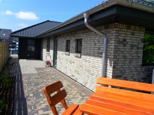 Sie möchten Ihren Hund duschen? Hier gibt es einen Außenwasserhahn mit bereitgestelltem Wasserschlauch.