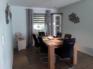 Ein Kinderhochstuhl steht im Haus bereit