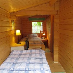 Die Koje hat 2 Einzelbetten sowie eine Kommode und 2 Stühle