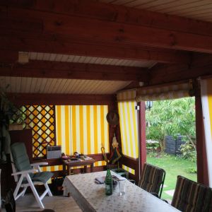 Die große Veranda lädt zum gemütlichen Verweilen ein.