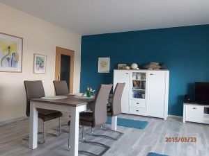 Wohnen mit 98 cm Fernseher und Esstisch