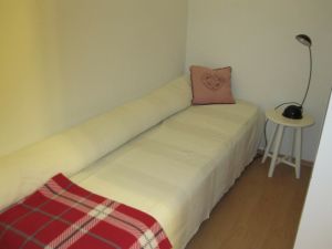 Ein zusätzliches Bett ist in der Niesche hinter der Schrankwand im Schlafzimmer aufgestellt, für Kinder oder Lautschläfer