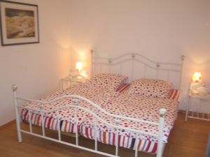 Das Schlafzimmer ist geräumig und es ist viel Schrankplatz zu Ihrer Verfügung. Hinter dem Schrank ist ein Einzelbett für ein Kind bzw. einen Lautschlafer aufgestellt