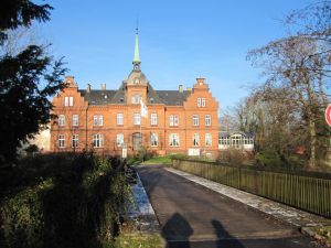 In unmittelbarer Nähe befindet sich die Kurklinik Schloß Schönhagen. Den Aufenthalt eines Kranken aus dem Ankerplatz zu begleiten ist füßläüfig möglich.
