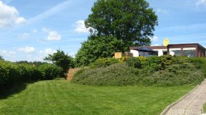 Das Haus liegt erhöht und bietet von daher einen tollen Blick auf das Meer. Großes Grundstück mit Hecke und komplette Umzäunung. "Wuffi" soll ja drin bleiben. ;-)