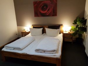 Schlafzimmer 180er Doppelbett, zusätzlicher TV, absolut ruhig, Elektrisches Dachkuppelfenster.