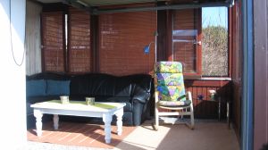 Der Wintergarten ist direkt an die Terrasse angeschlossen und bietet bei jedem Wetter eine tolle zusätzliche Sitzgelegenheit. Natürlich auch mit Blick auf das Meer.