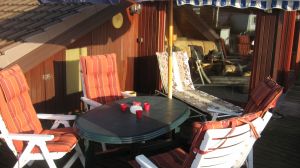 Dach-Terrasse an der Lounge mit herrlichem Meerblick. Hier kann man einfach nur sitzen, tief durchatmen und die Gedanken schweifen lassen. Geniessen Sie den Sonnenaufgang bis zur Abendsonne... oder nutzen Sie die Seiten-Terrasse... oder die untere Garten-Terrasse.: -)
