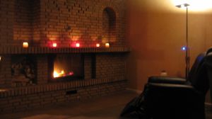 Im grossen Wohnzimmer, ca. 50 qm, ist der Kamin nicht zu übersehen. Geniessen Sie kuschelige Abende. Ein grosser Esstisch und die rustikale Ledercouch bieten ausreichend Platz für 6 Personen mit Hund/en. Einen grossen Flachbild-TV und eine Musikanlage finden Sie hier natürlich auch. Die voll ausgestattete Küche befindet sich direkt am Wohnzimmer. Durch die grossen Panoramascheiben haben Sie einen permanenten Ostseeblick. Was will man mehr?