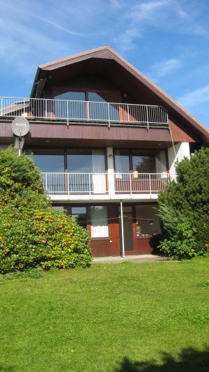 Im unteren Bereich befinden sich 2 komplett neu ausgestattete Schlafzimmer mit Doppelbetten. Über die beiden Terrassenausgänge kommen Sie aus den Schlafzimmern direkt zum unteren Bereich des Grundstücks, Hier ist alles blickdicht zu den Nachbarn. Man weiss im ganzen Haus gar nicht wo man hin soll, weil es nur tolle Möglichkeiten gibt. Als Hundebesitzer können Sie auch ganz entspannt sein, weil alles hoch eingezäunt und eingewachsen ist.