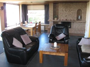Wohnzimmer Das Wohnzimmer mit Esstisch und Kamin. Die Küche befindet sich auch dort.