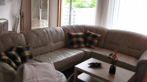 Das Wohnzimmer mit gemütlicher Couch, Kamin, Flachbild-TV, DVD-Player und Musikanlage bietet alles was man braucht. Von hier kommen Sie direkt zur grossen Terrasse.