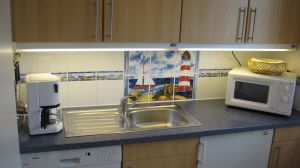 Die relativ neue Küche ist komplett ausgestattet mit einem Geschirrspüler, Ceranherd, Ofen, Kühl- Gefrierschrank, Mikrowelle, Filterkaffeemaschine, Wasserkocher.