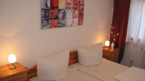 Hier sehen Sie eines der beiden Schlafzimmer mit den grossen Betten. Das Haus hat insgesamt 3 Schlafzimmer. 2 x mit 180er Doppelbetten im Souterrain und 1 x in der Paterre mit einem 140er Bett. Es ist also Platz für maximal 6 Personen. Bedenken Sie dann aber, dass nur 1 Duschbad zur Verfügung steht.