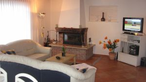 Das Wohnzimmer mit gemütlicher Couch, Kamin, Flachbild-TV, DVD-Player und Musikanlage bietet alles was man braucht. Von hier kommen Sie direkt zur grossen Terrasse.