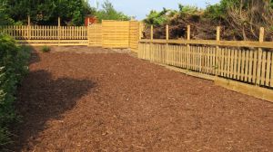 Das Grundstück ist für Hunde komplett umzäunt und dicht. Wir sind selber Hundebesitzer und wissen worauf es ankommt. ;-)