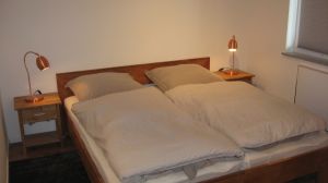 Hier das kleinere der beiden Schlafzimmer. Das Bett ist ebenfalls 180 cm breit. Bei Bedarf können wir den TV aus dem grossen Schlafzimmer auch hier platzieren, da der Raum ebenfalls einen TV-Anschluss besitzt.