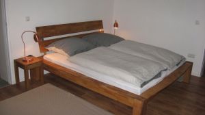 Großes Schlafzimmer mit Doppelbett und zusätzlichem TV und direktem Zugang zu einem der beiden Duschbäder.