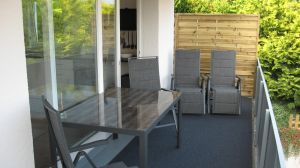 Der grosse überdachte Terrassenbalkon bietet Ihnen ein gemütliches und geschütztes Ambiente. Sie können ihn also bei fast jedem Wetter nutzen. Geniessen Sie hier Ihr Frühstück (frische Brötchen gibt es in 2 Minuten zu Fuss, April bis September) und Abends lassen Sie hier einen schönen Urlaubstag mit Meeresrauschen und toller Aussicht ausklingen.
