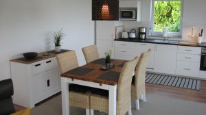 Das "Esszimmer" direkt an der offenen Küche. Mit Meerblick. Oder Sie setzen sich direkt auf die überdachte Terrasse. Mit Super-Meerblick.; -) Morgens, Mittags, Abends, hier ist es immer schön. Geniessen Sie das tolle Ambiente des Hauses und des Grundstücks.